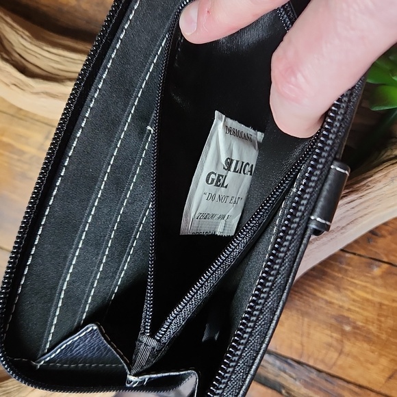 NWOT Tignanello Leather Wallet Clutch - Picture 6 of 7